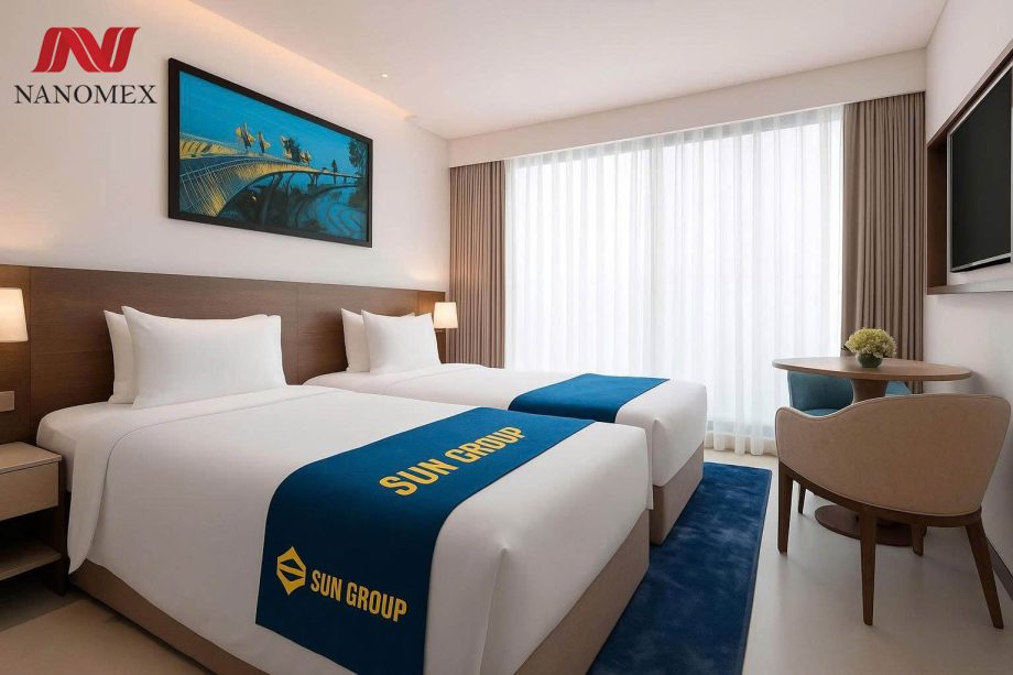 Chăn ga khách sạn trắng cao cấp Nanomex sử dụng tại phòng nghỉ Sun Group, chất liệu mềm mại, sang trọng cho khách sạn 4-5 sao